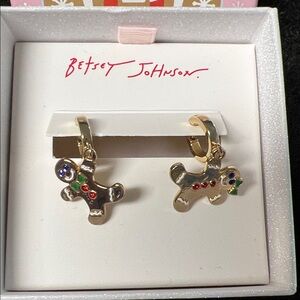 BETSEY JOHNSON Gingerbread
Huggy Hoop Earrings NEW
Christmas Gold Toned 1.25"